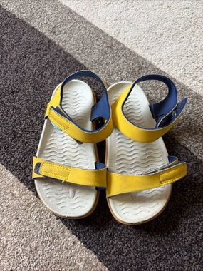 NATIVE UNISEX Sz 10 Kids Yellow sandals